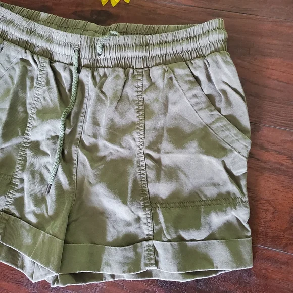 UNIVERSAL THREAD GREEN SHORTS - Picture 2 of 8